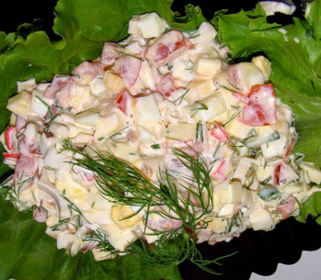 Салат с крабовыми палочками и кукурузой